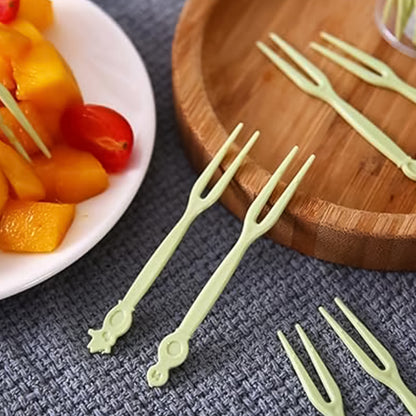 Wukusy plastic fruit forks in a 50-piece set, mini dessert forks ideal for cakes and fruit serving, lightweight and disposable.