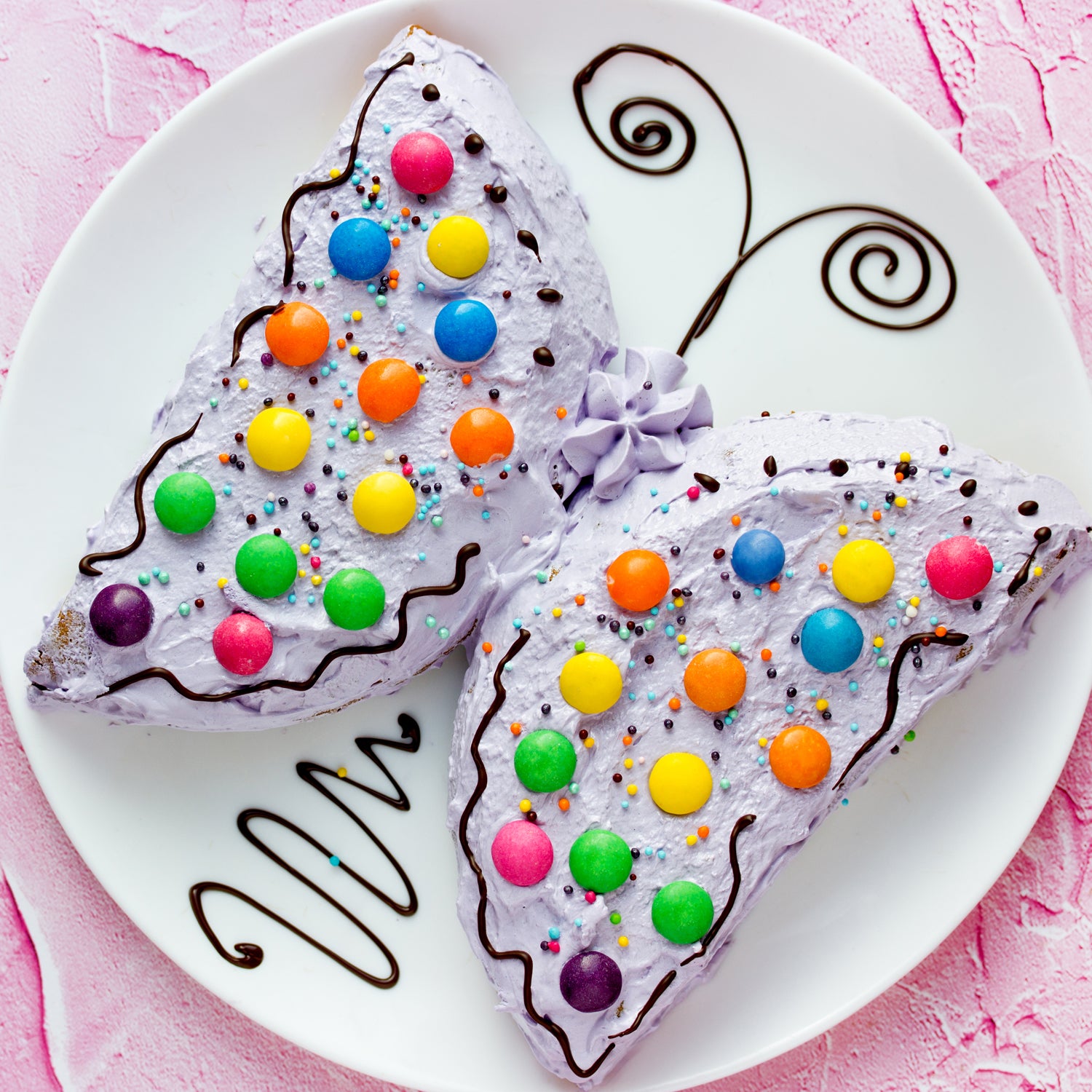 Wukusy butterfly-shaped silicone cake cup liners for muffins, cupcakes, soap, biscuits, and chocolates, microwave and oven safe, pack of 4.