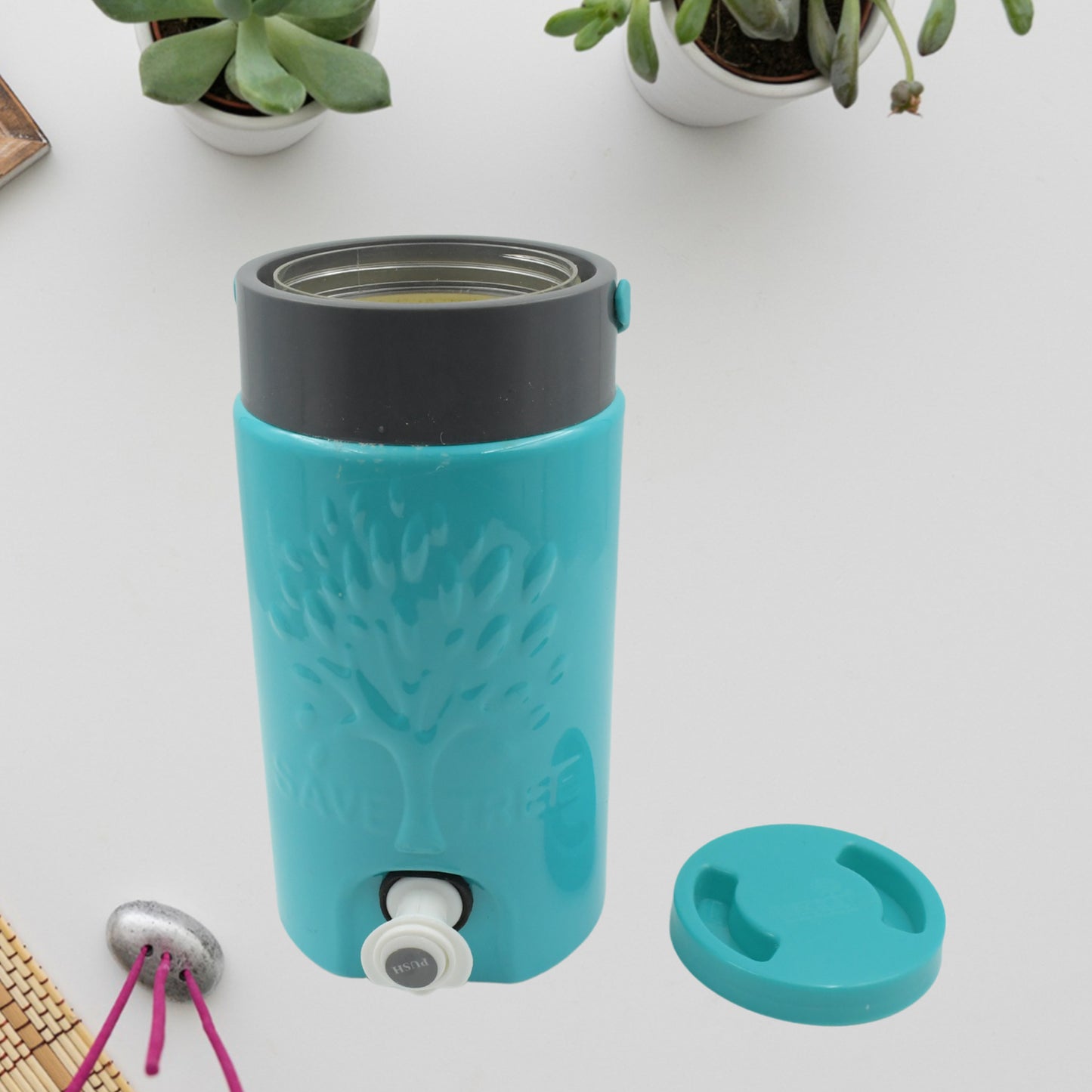 Wukusy insulated plastic water jug with sturdy handle and tap, 3000ml capacity, ideal for camping, traveling, and home water storage