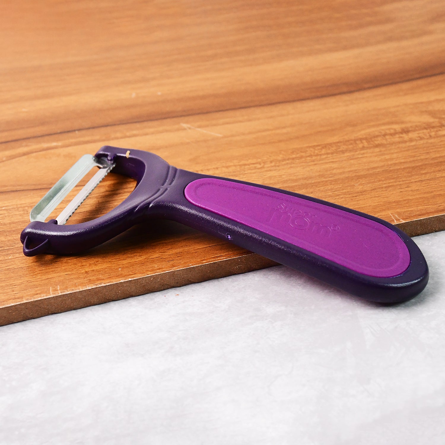 Wukusy Supermom dual tone peeler with ultra-sharp stainless steel blade, suitable for peeling fruits and vegetables efficiently.
