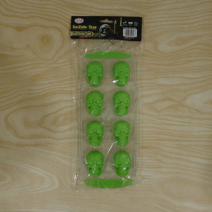 Plastic skull-shaped ice cube tray with lid from Wukusy, 8-grid freezer mold for fun ice cubes.