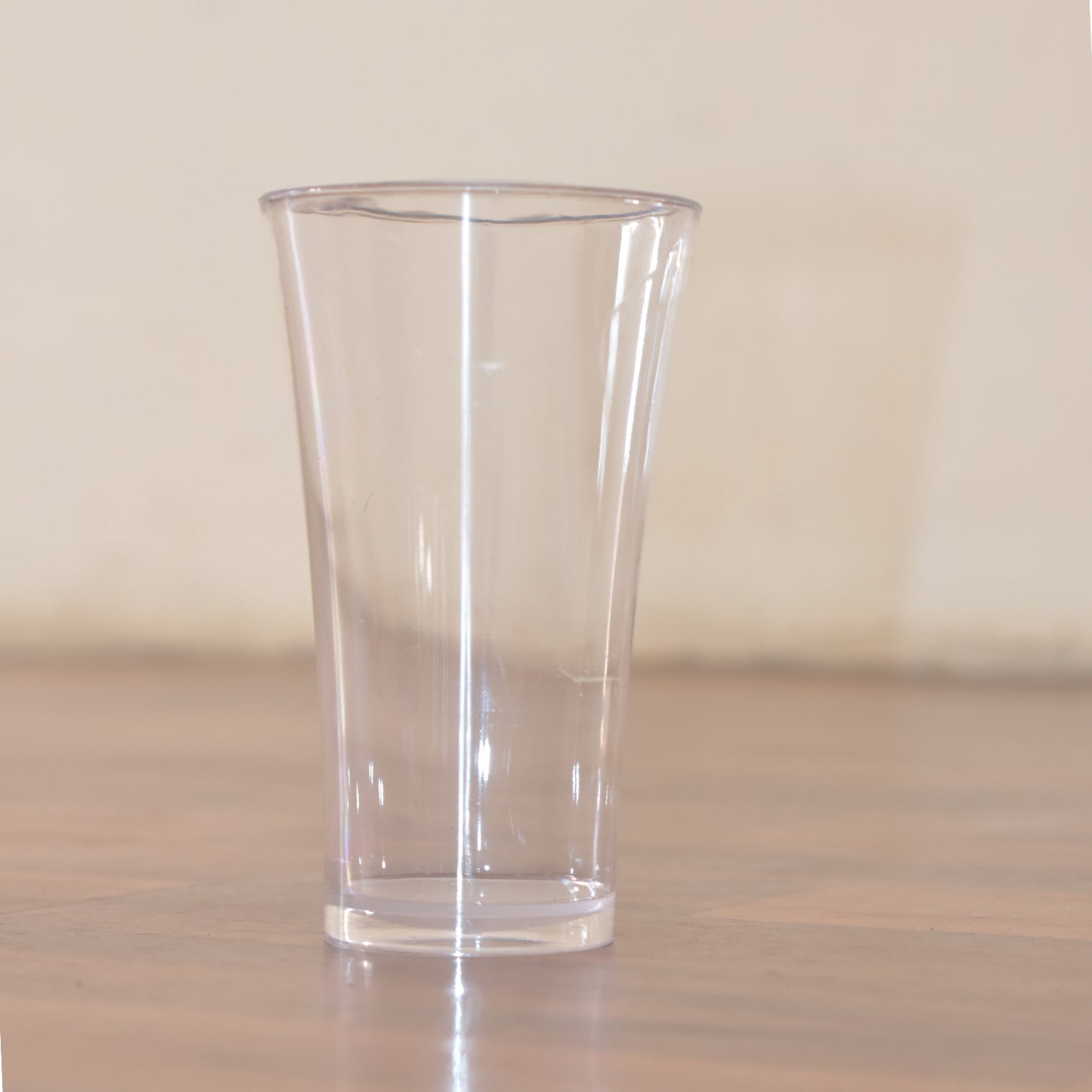 Set of six transparent Wukusy drinking glasses for juice and water, showcasing clear glass design and smooth rounded rims.