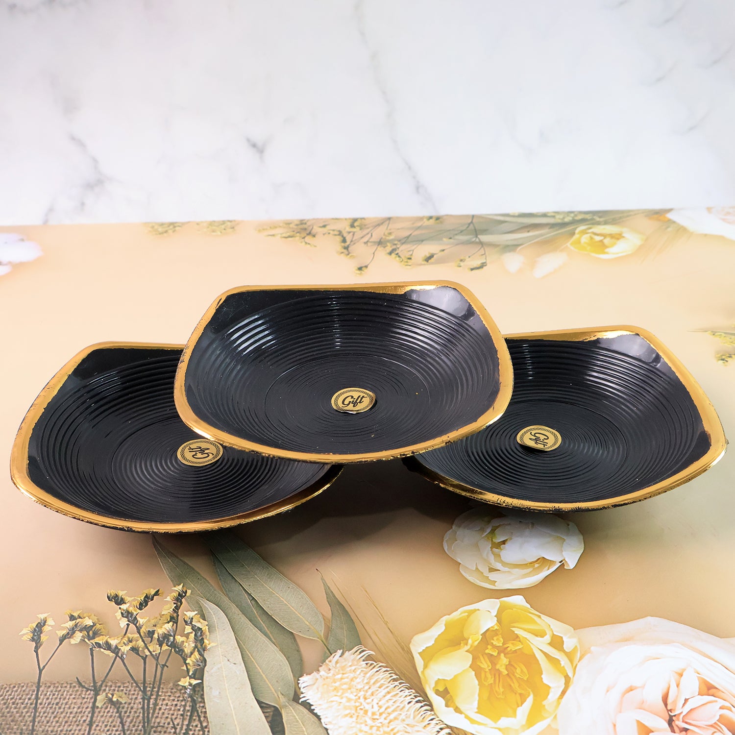 Wukusy 8-piece ceramic tea and coffee mug set with seashell-shaped serving bowl, ideal for household use and gifting.