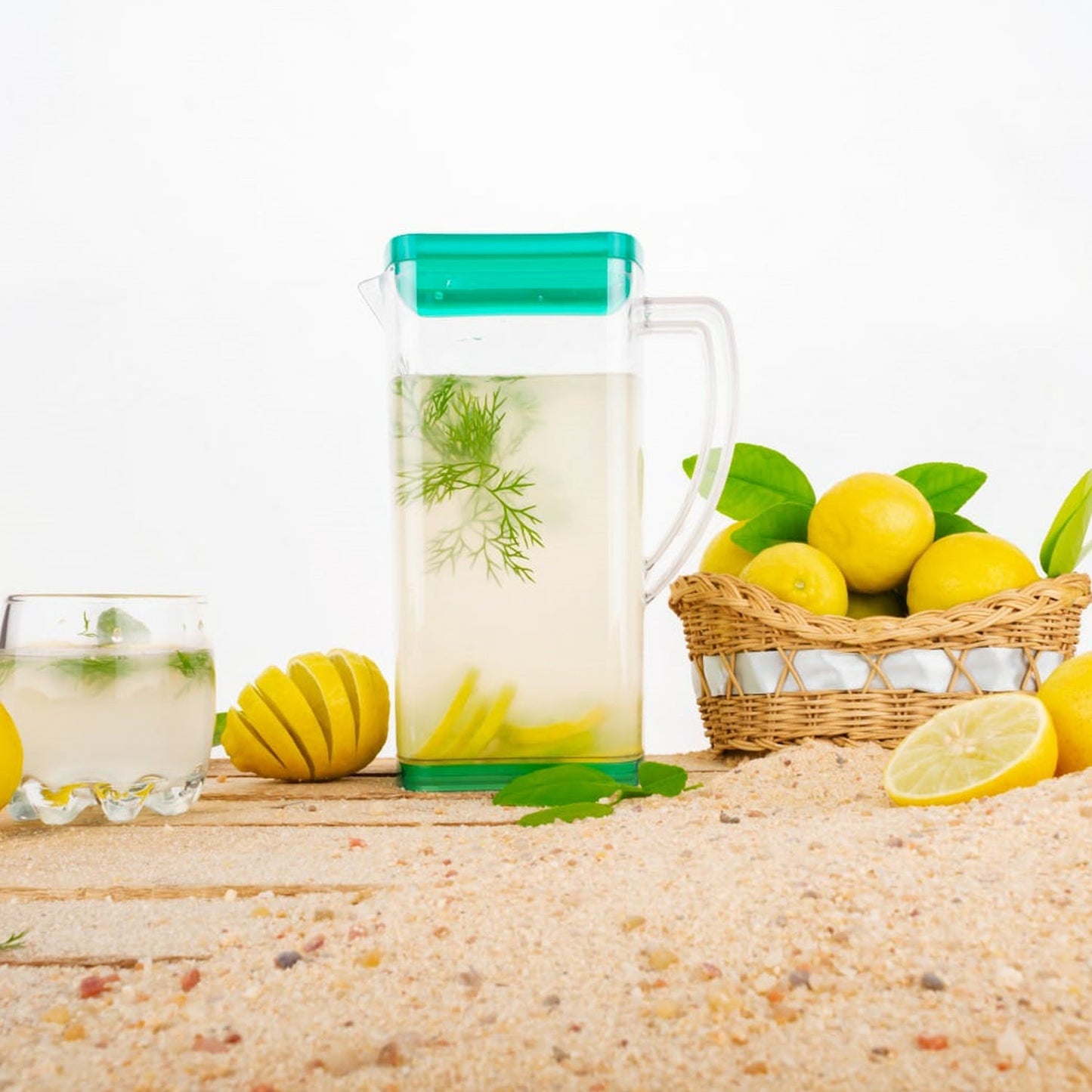 Wukusy 2.5L resistant glass jug for juice, milk, or hot and cold beverages, with a clear handle and spout for easy pouring.