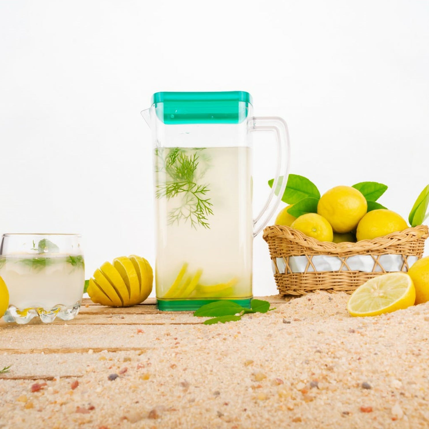 Wukusy 2.5L resistant glass jug for juice, milk, or hot and cold beverages, with a clear handle and spout for easy pouring.