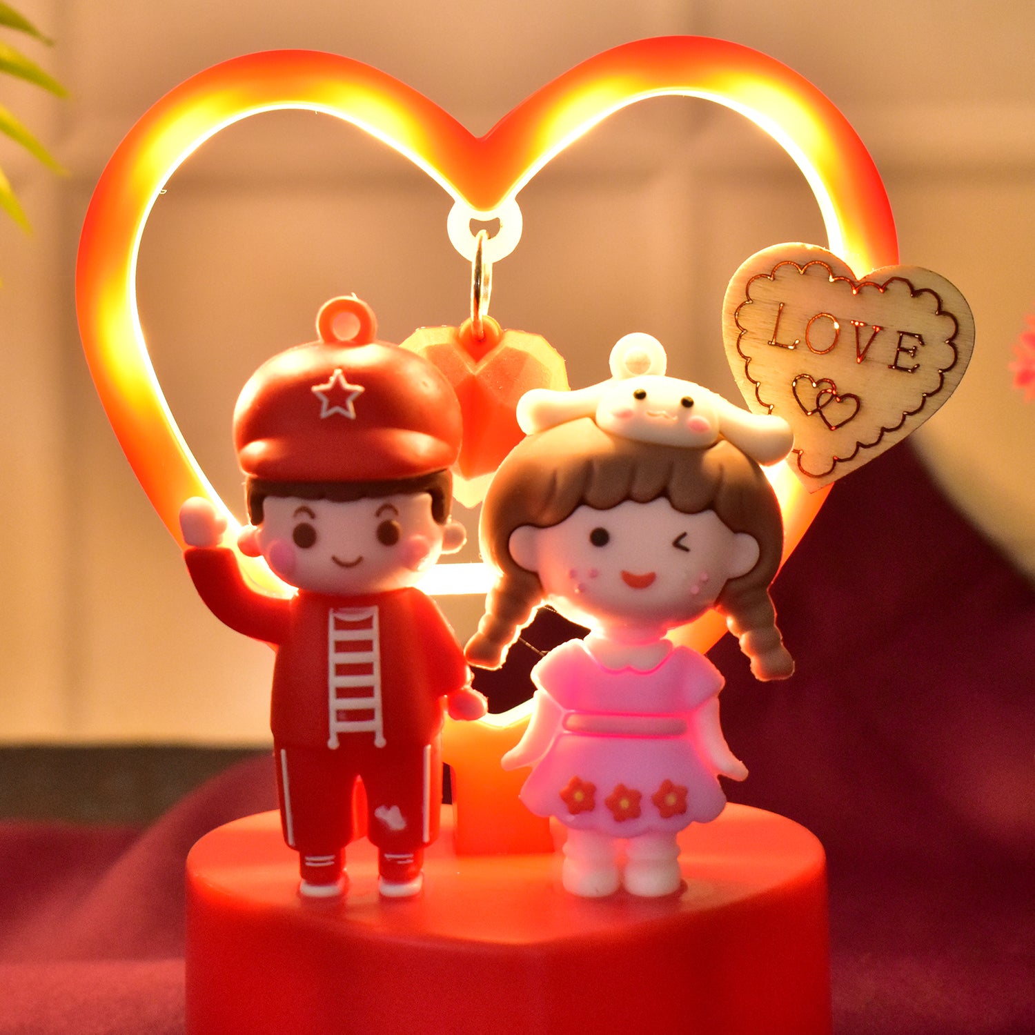 Wukusy romantic couple love showpiece with heart frame, detailed figurine of a couple embracing inside a decorative heart frame.