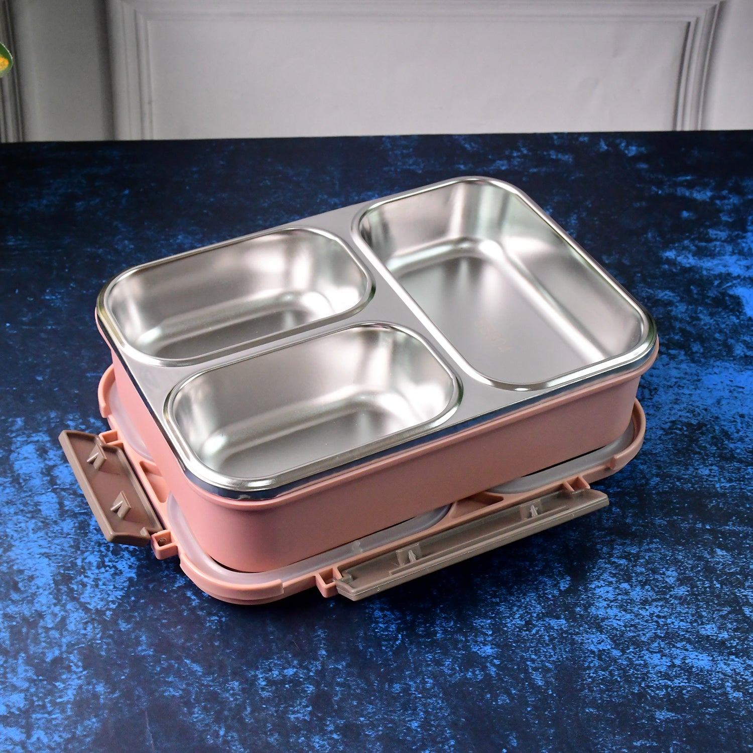 Wukusy Supermom stainless steel lunch box with insulated interior, ideal for home and kitchen use, compact and durable design