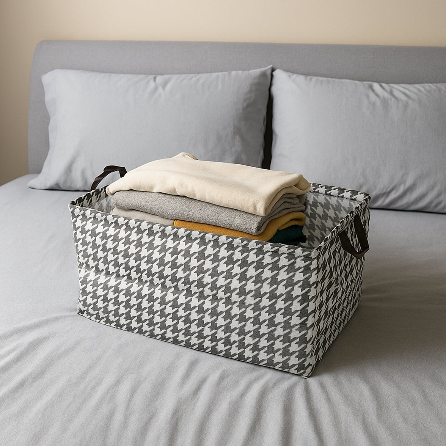 Foldable fabric storage box with handles from Wukusy, measuring 47x28 cm, suitable for home organization and storage.