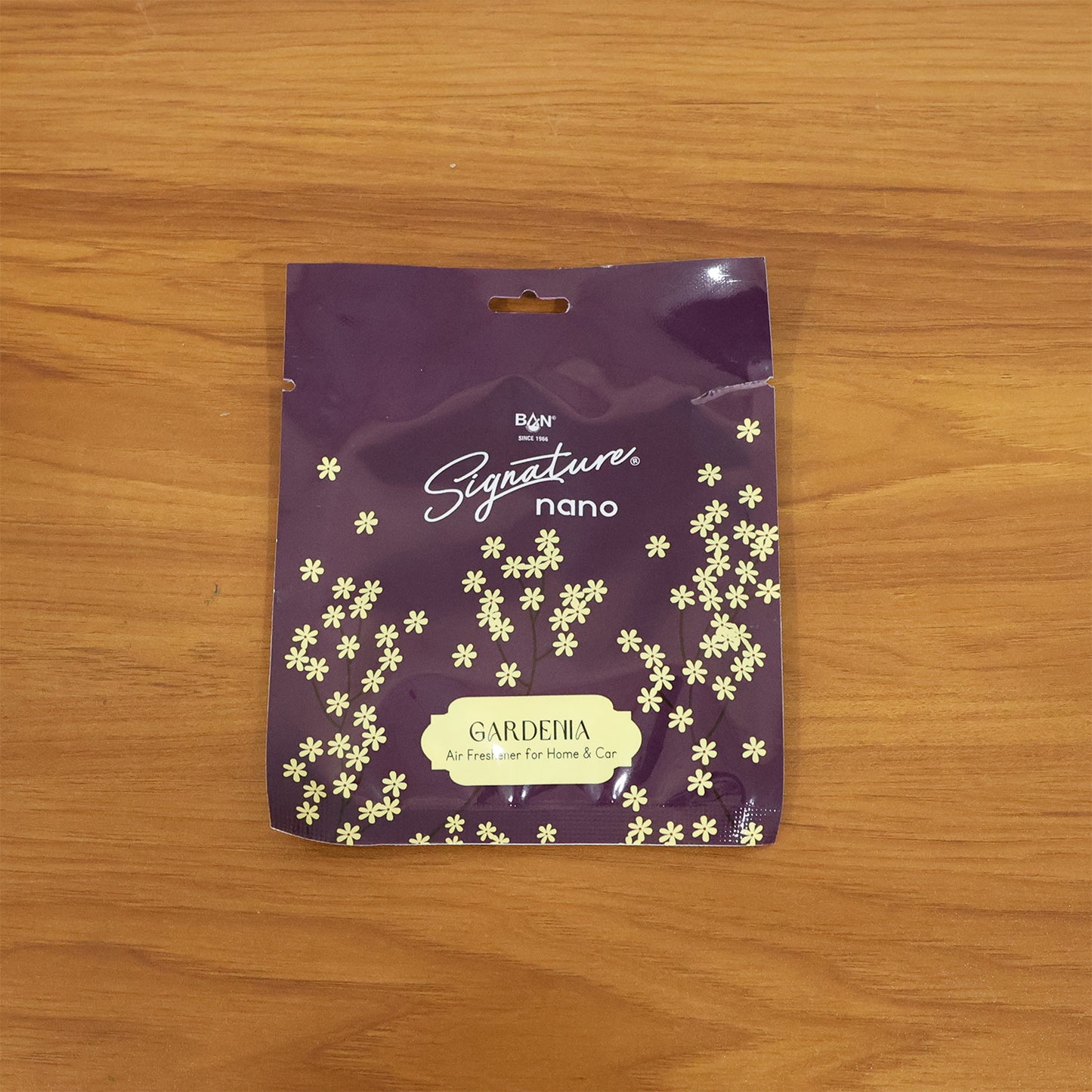 Wukusy Gardenia fragrance hanging air freshener sachet, 10g, with floral scent, designed to freshen indoor spaces.