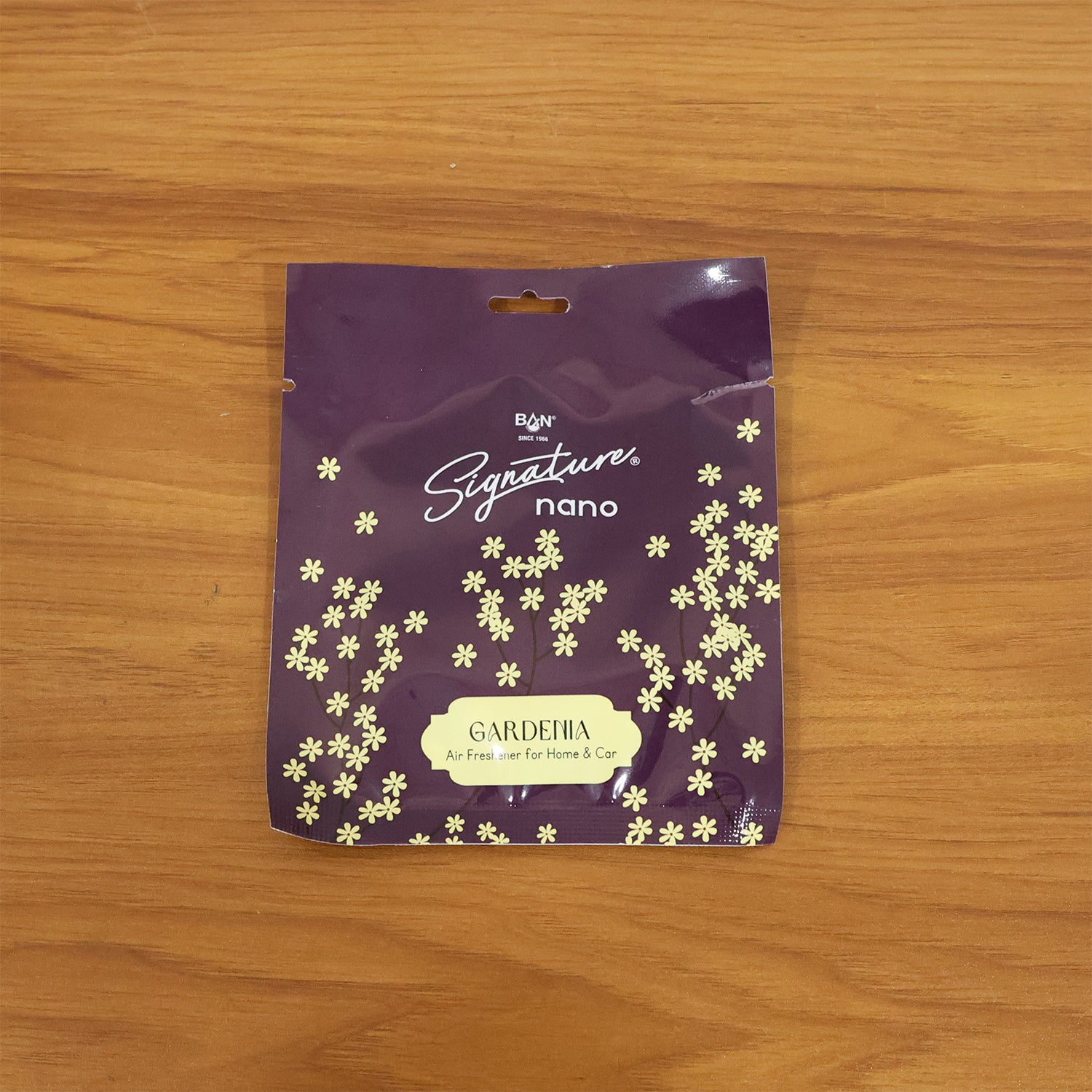 Wukusy Gardenia fragrance hanging air freshener sachet, 10g, with floral scent, designed to freshen indoor spaces.