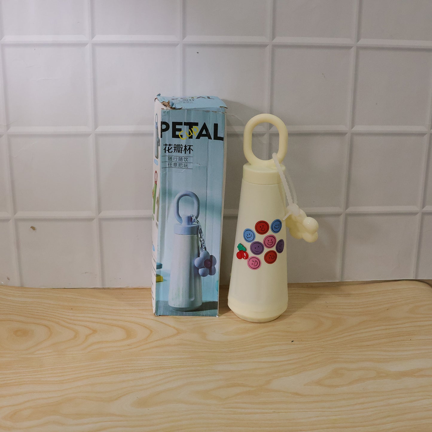 Wukusy 500ml portable glass water bottle with a sleek, stylish design and leak-proof lid on a white background.