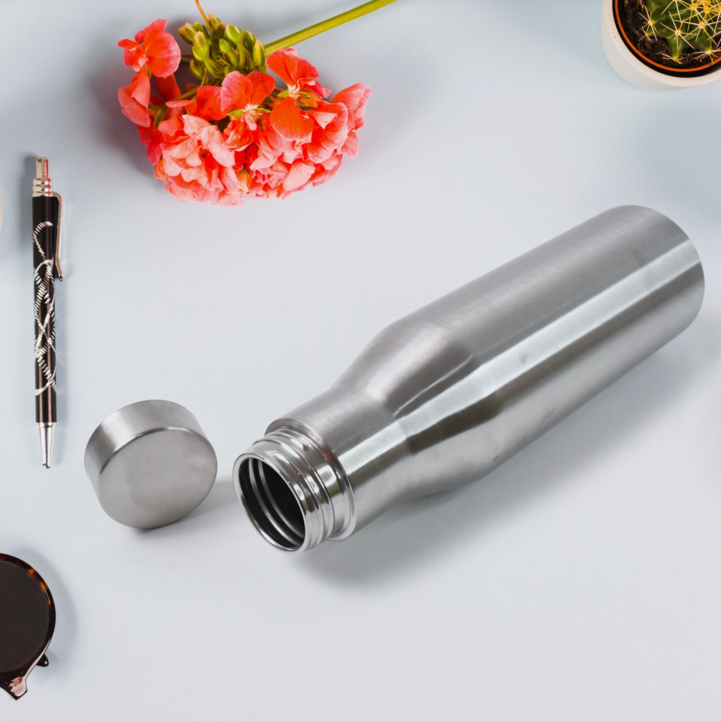 Wukusy stainless steel double wall vacuum-insulated water bottle, 1000ml, in sleek silver with a screw-top lid.