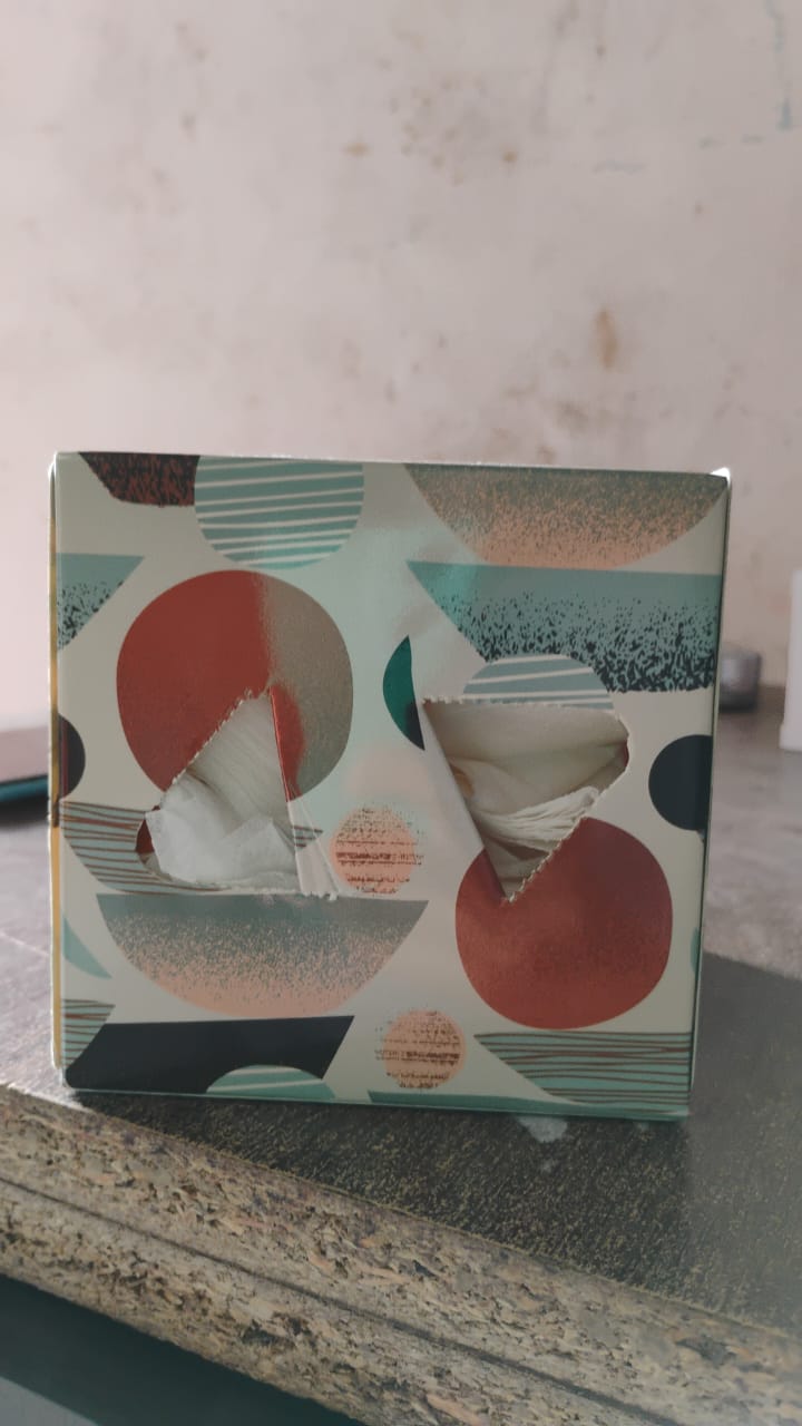 Wukusy tissue cube box holder for home and office, stylish and practical design, 50 tissue tissue set with visible tissues inside.