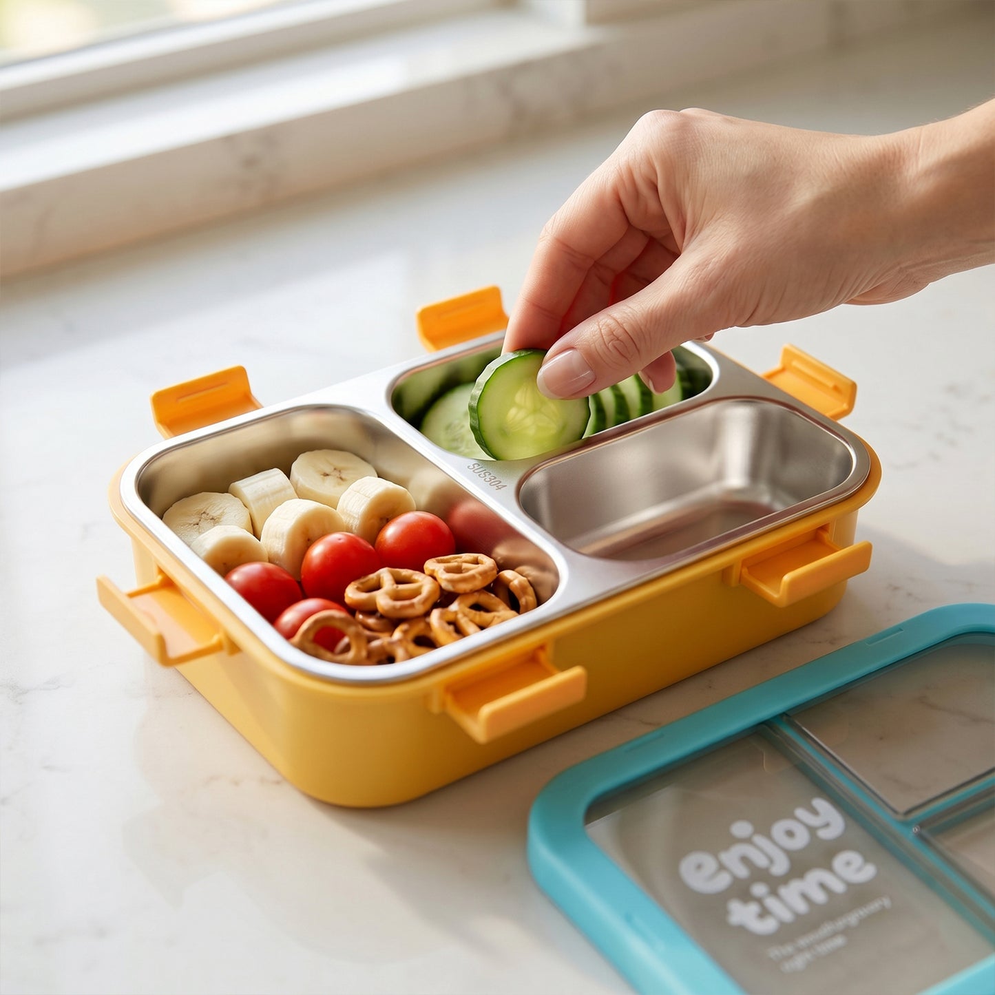 Stainless steel Wukusy 3-compartment lunch box with spoon and fork, 600ml capacity, airtight design, suitable for packing meals.