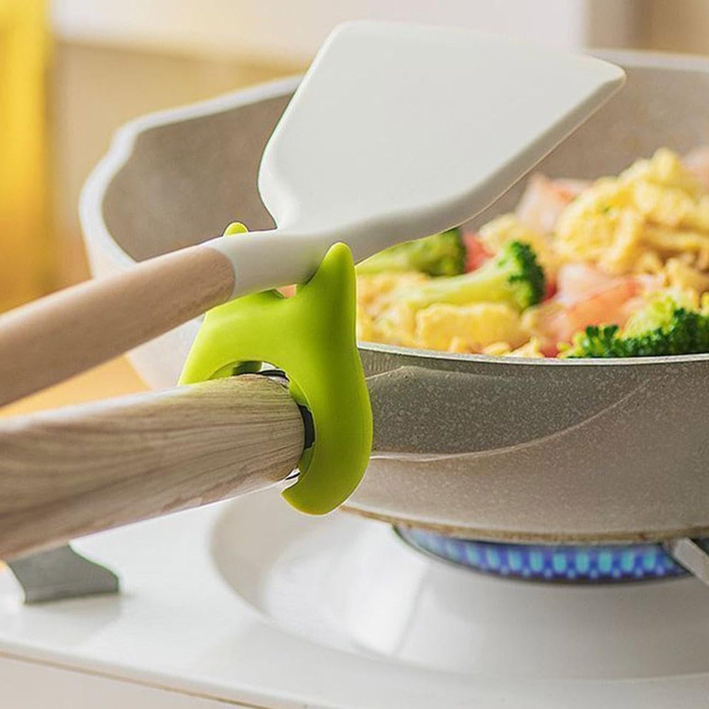 Wukusy plastic pot holder for kitchen, sturdy and heat-resistant, designed to safely handle hot pots and pans.