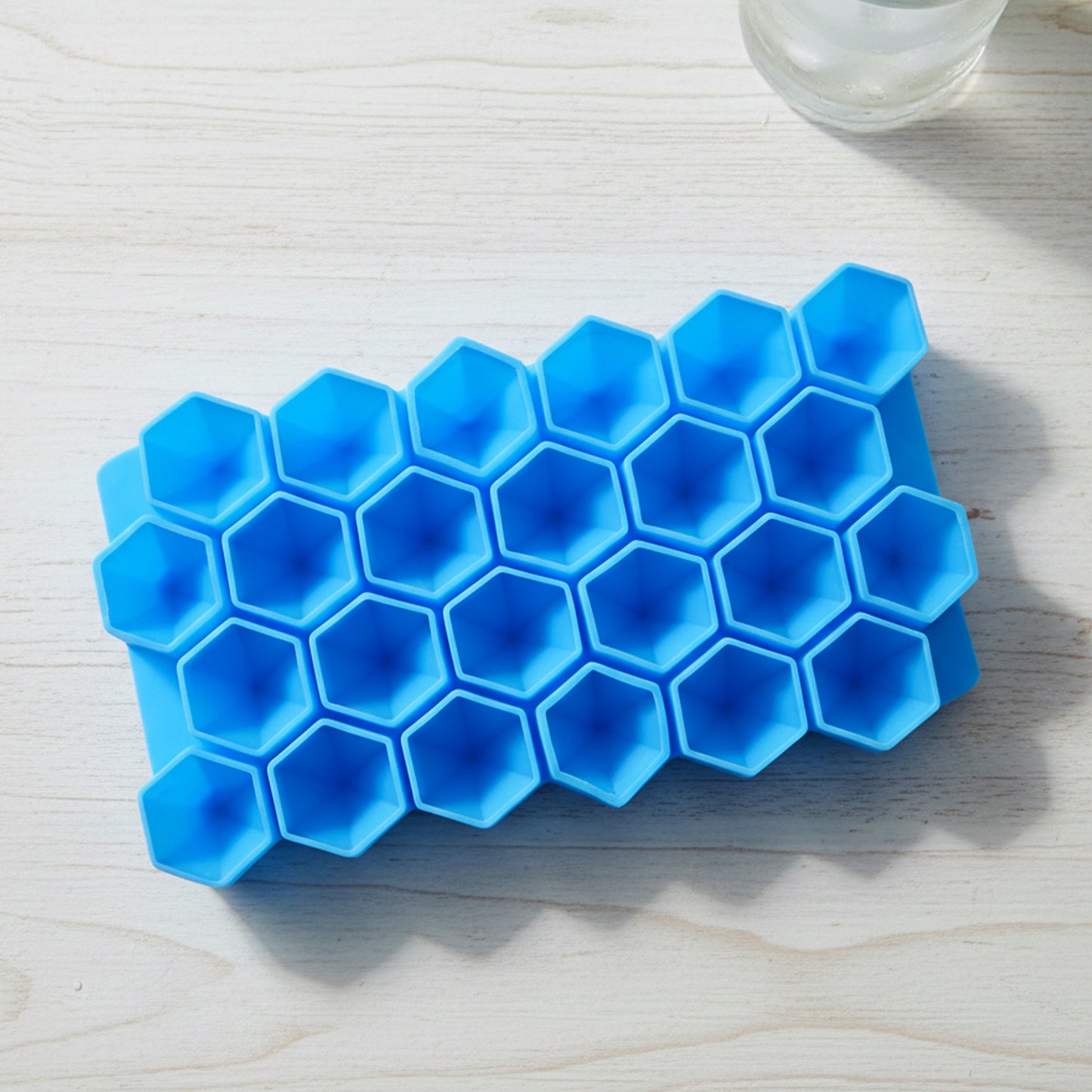Flexible silicone diamond-shaped ice cube tray by Wukusy with 12 ice molds for easy, reusable ice cube making.