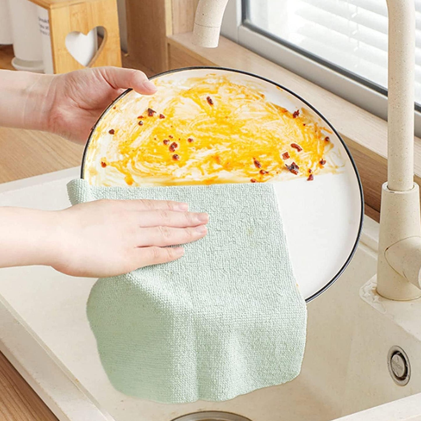 Set of 10 Wukusy microfiber cleaning cloths with box, soft and absorbent for cleaning surfaces and appliances.