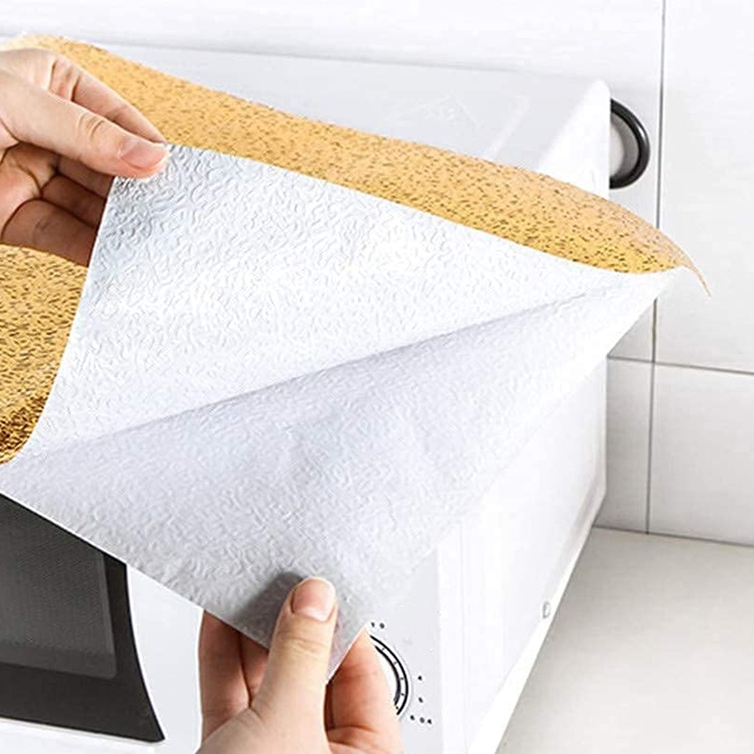 Golden waterproof aluminum foil wallpaper sticker, oil-proof and self-adhesive, ideal for kitchen or bathroom surfaces.