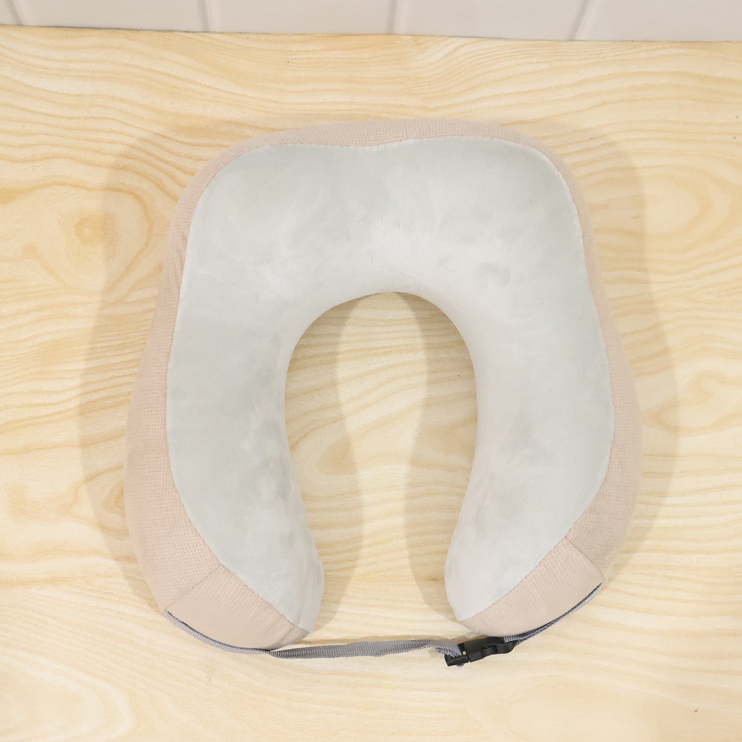 Beige U-shaped memory foam travel neck pillow with buckle strap by Wukusy, designed for comfortable support during travel.