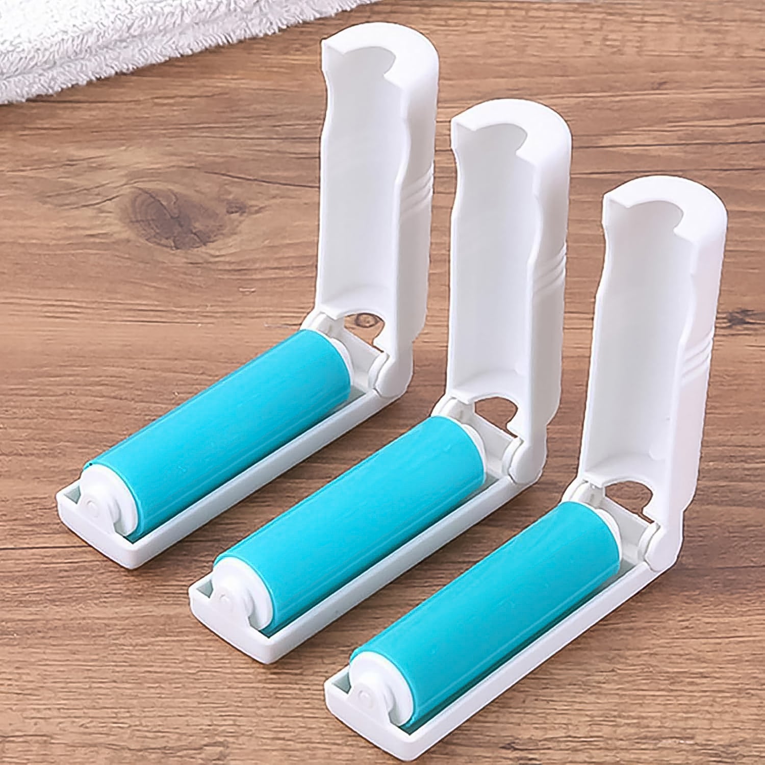 Wukusy reusable lint roller with mixed colors, designed for removing pet hair and lint from clothing and upholstery.