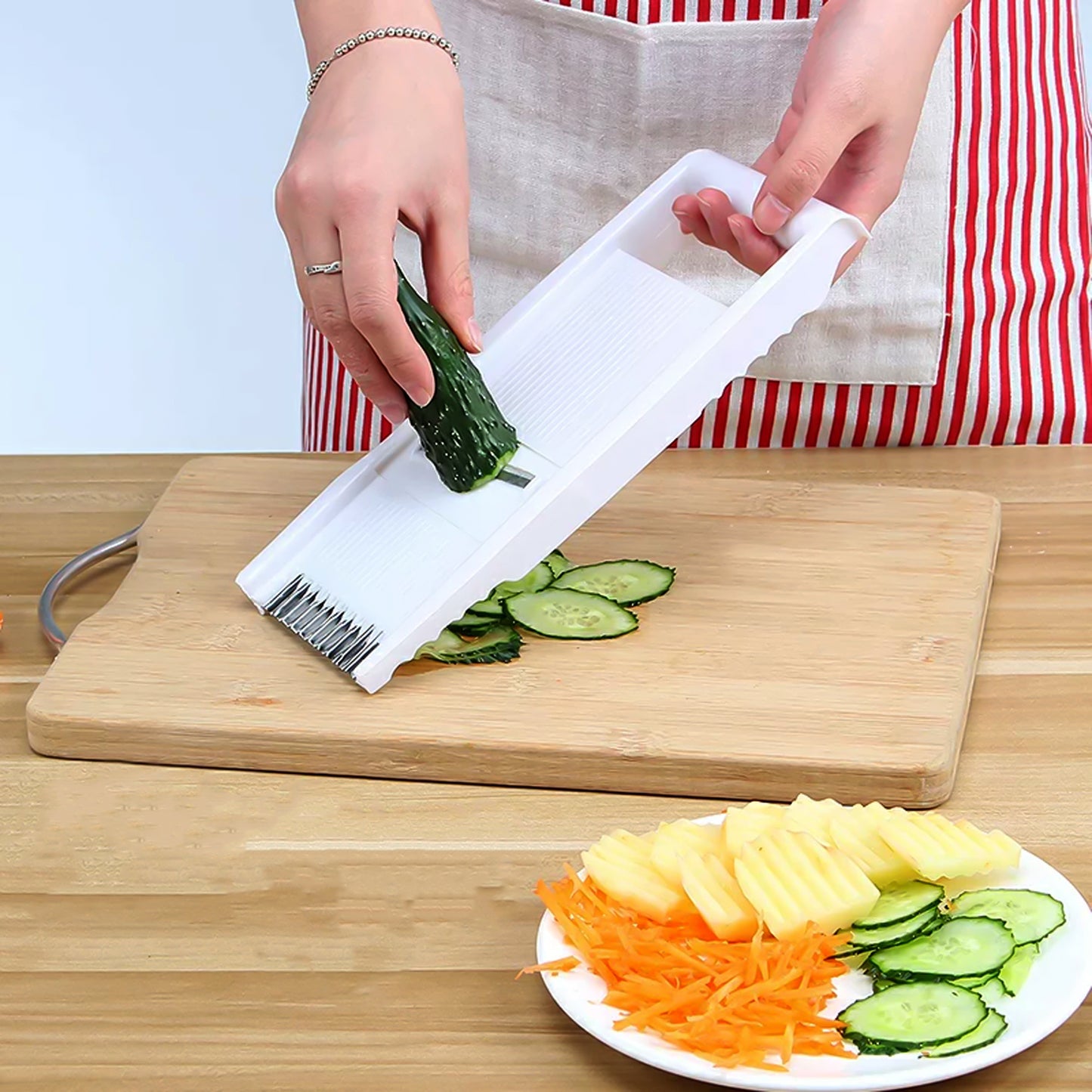Wukusy 3-in-1 kitchen grater set with slicing attachment and peeler, compact home and kitchen tool for food prep.