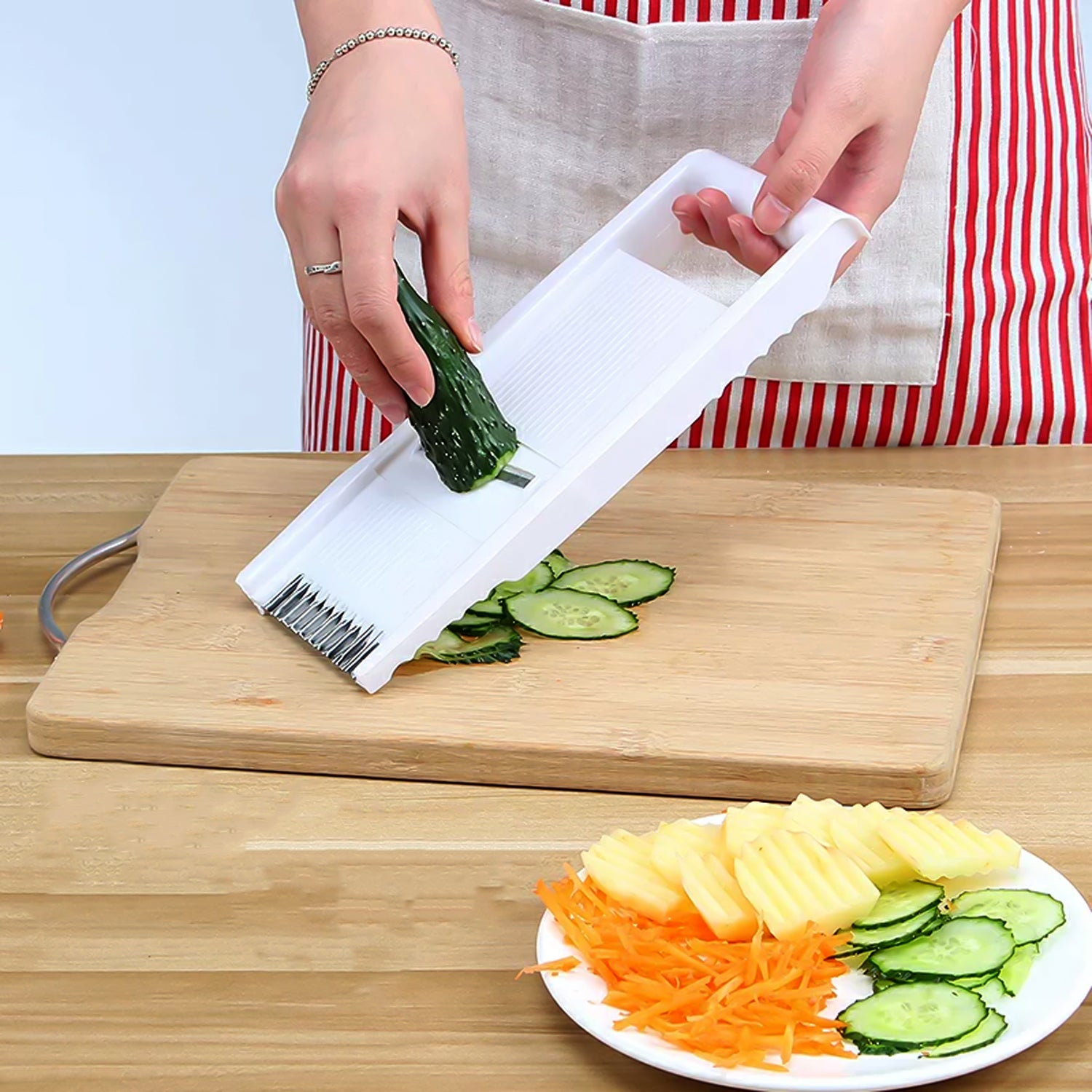 Wukusy 3-in-1 kitchen grater set with slicing attachment and peeler, compact home and kitchen tool for food prep.