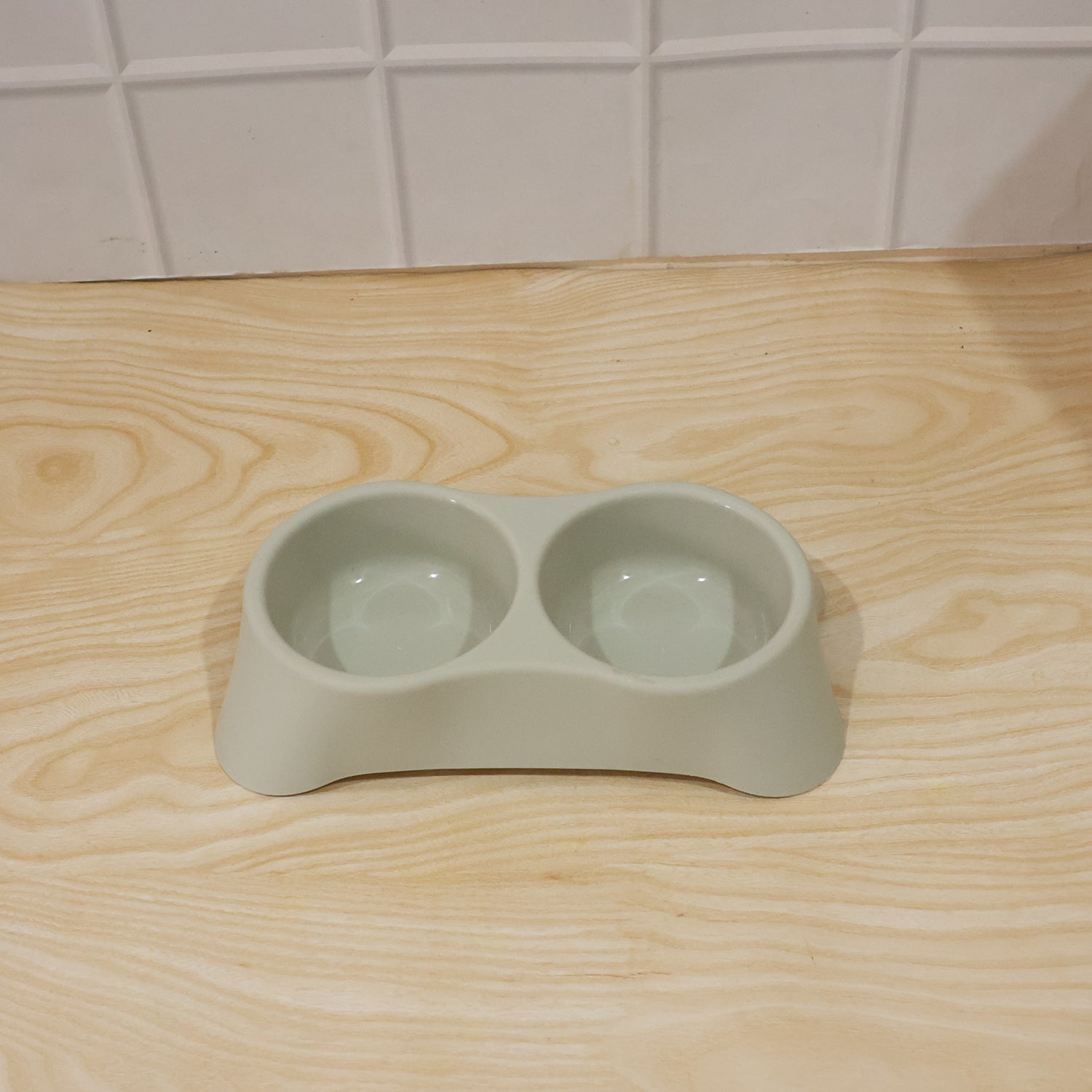 Wukusy dual pet food and water feeding tray with two bowls for dogs and cats, made of durable material, suitable for pets.