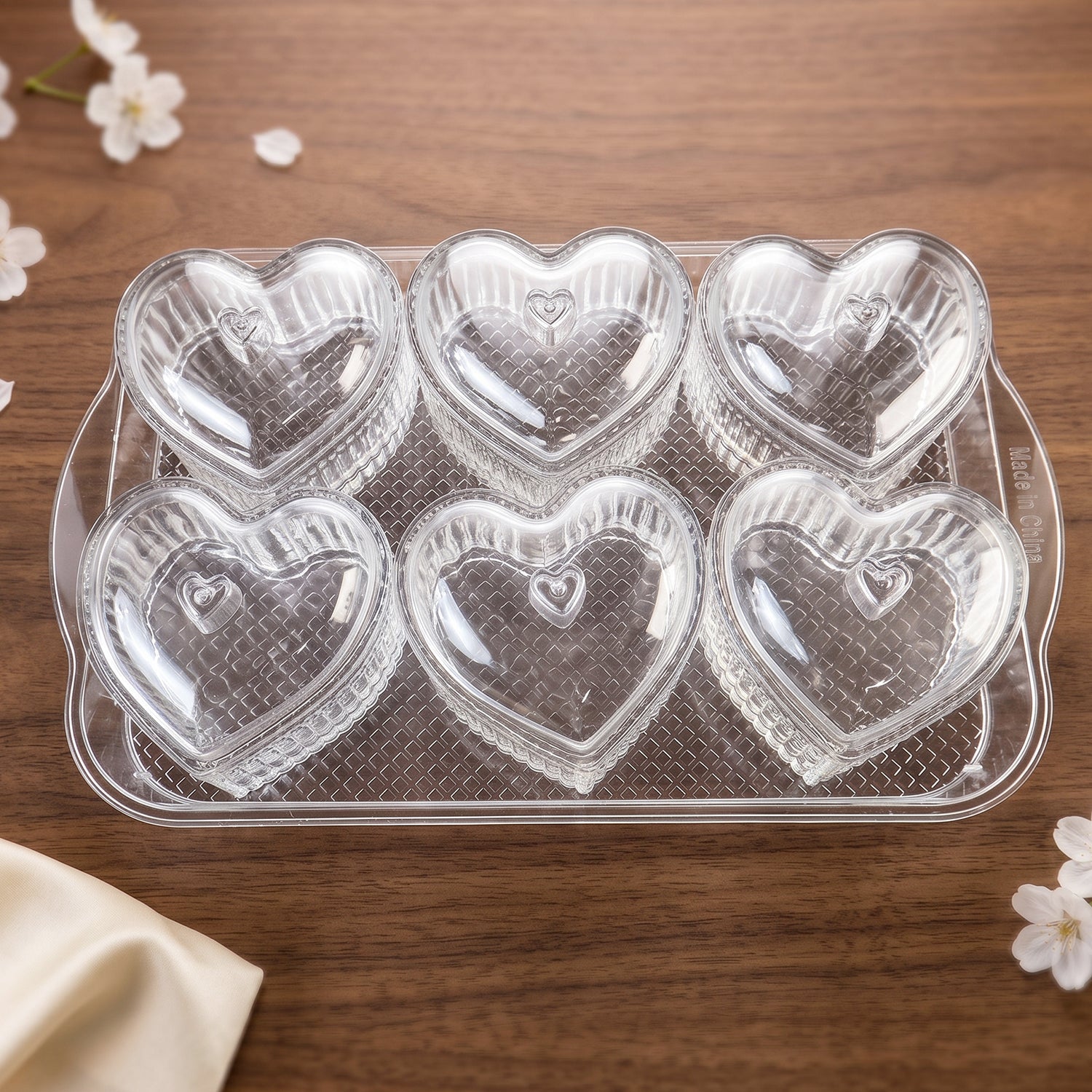 Set of six Wukusy heart-shaped dessert bowls with matching tray and lids, perfect for serving sweets and treats.