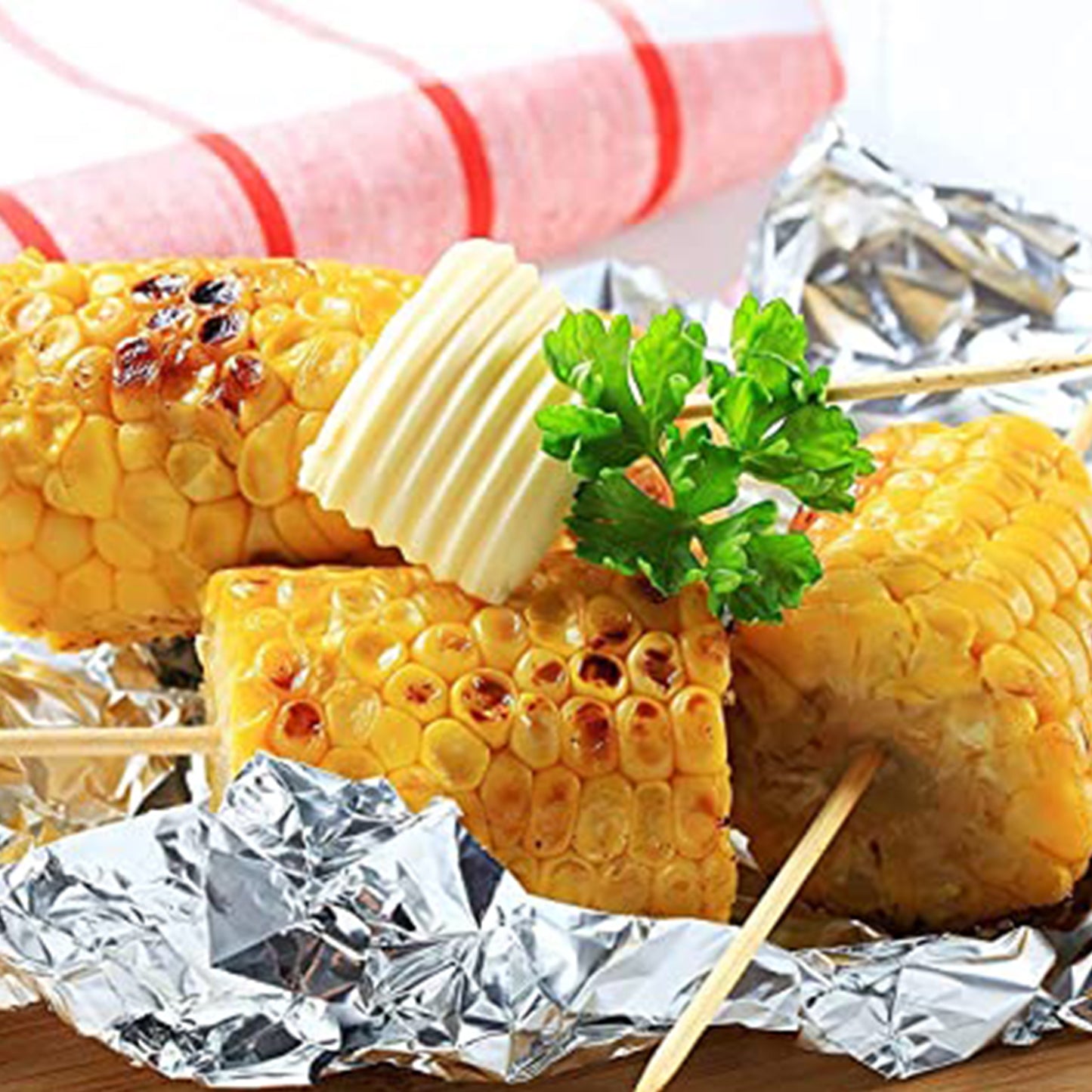 Wukusy 2330 heavy-duty aluminum foil roll, non-stick, thick baking and grilling sheet, 5m x 300mm kitchen tool in use
