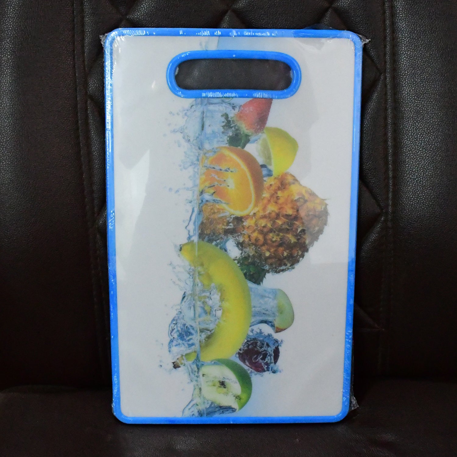 Large rectangular Wukusy fruit print cutting board with 36x22cm surface, ideal for kitchen prep and food presentation.