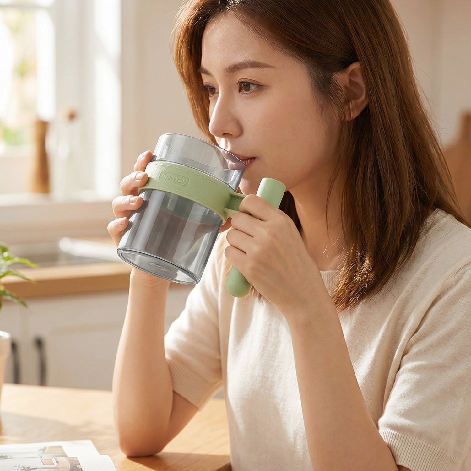 Clear reusable plastic cup with handle for water, tea, or coffee, featuring a simple design and durable construction by Wukusy.