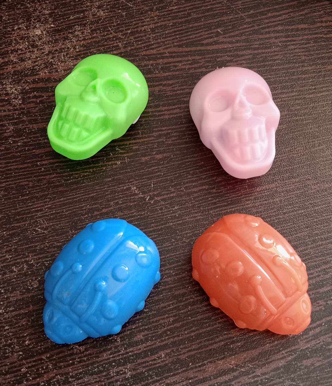 Small Wukusy pull back skull toy for kids, DIY fun, featuring a detailed skull design and easy-to-use pull-back mechanism.