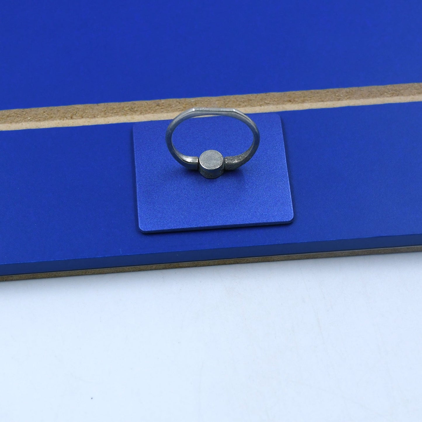 Wukusy phone screen magnifier and video display holder showing a clear enlarged mobile screen with adjustable bracket on a table.
