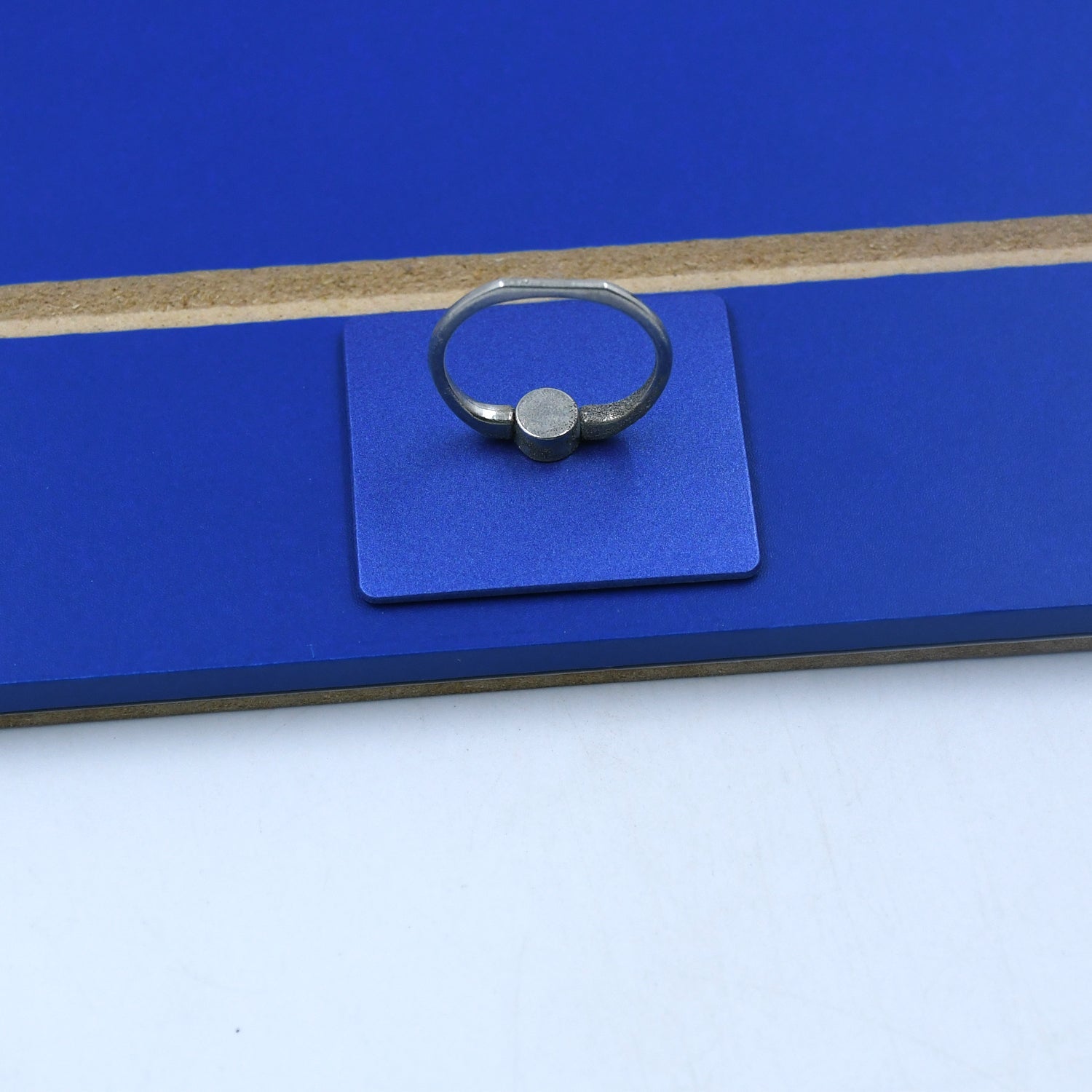 Wukusy phone screen magnifier and video display holder showing a clear enlarged mobile screen with adjustable bracket on a table.