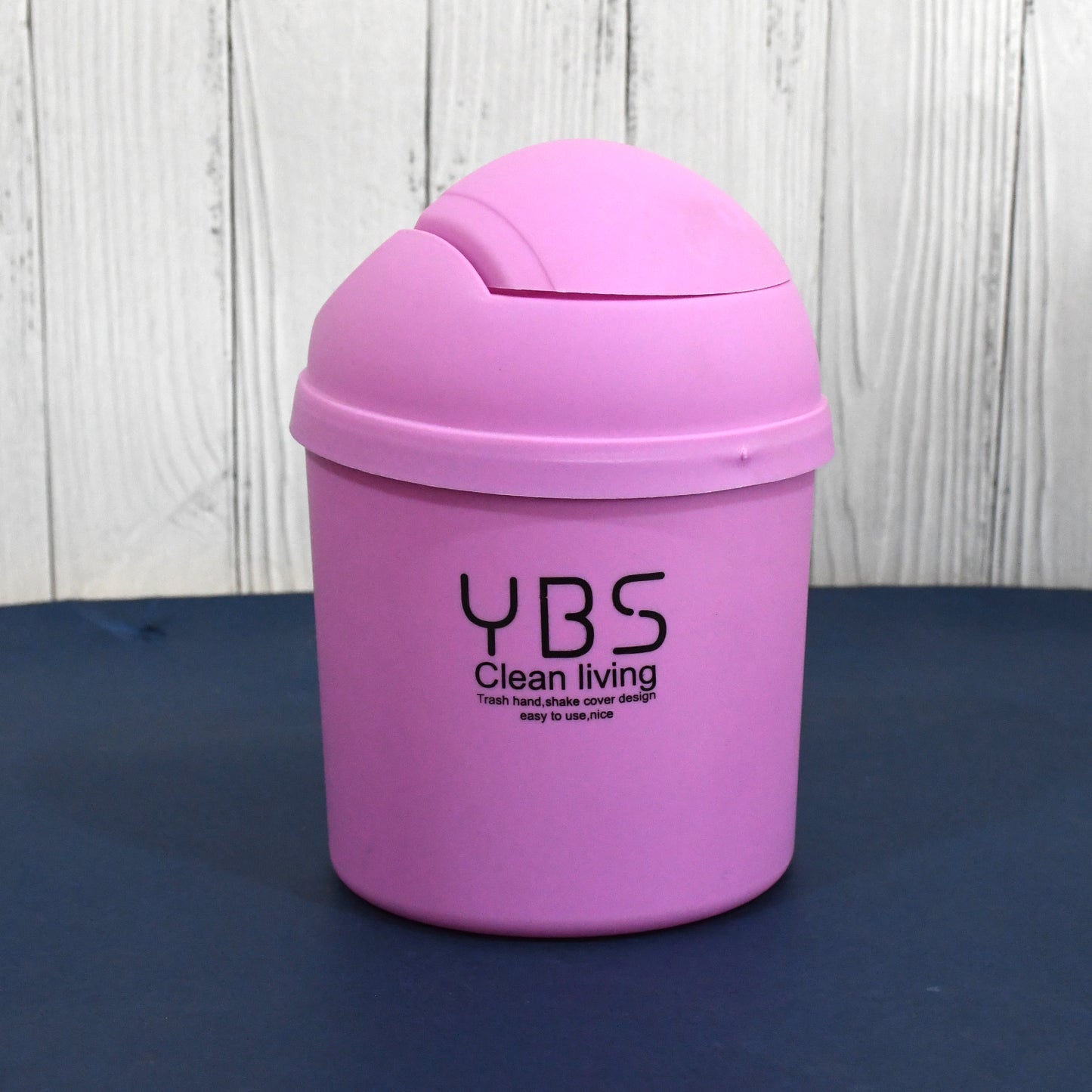 Small Wukusy mini trash can with lid, 18x13 cm, compact plastic waste bin for home use, shown on a clean countertop.
