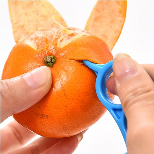 Wukusy Snail Barker creative ring-shaped orange peeler with ergonomic design, ideal for easily peeling oranges and citrus fruits.