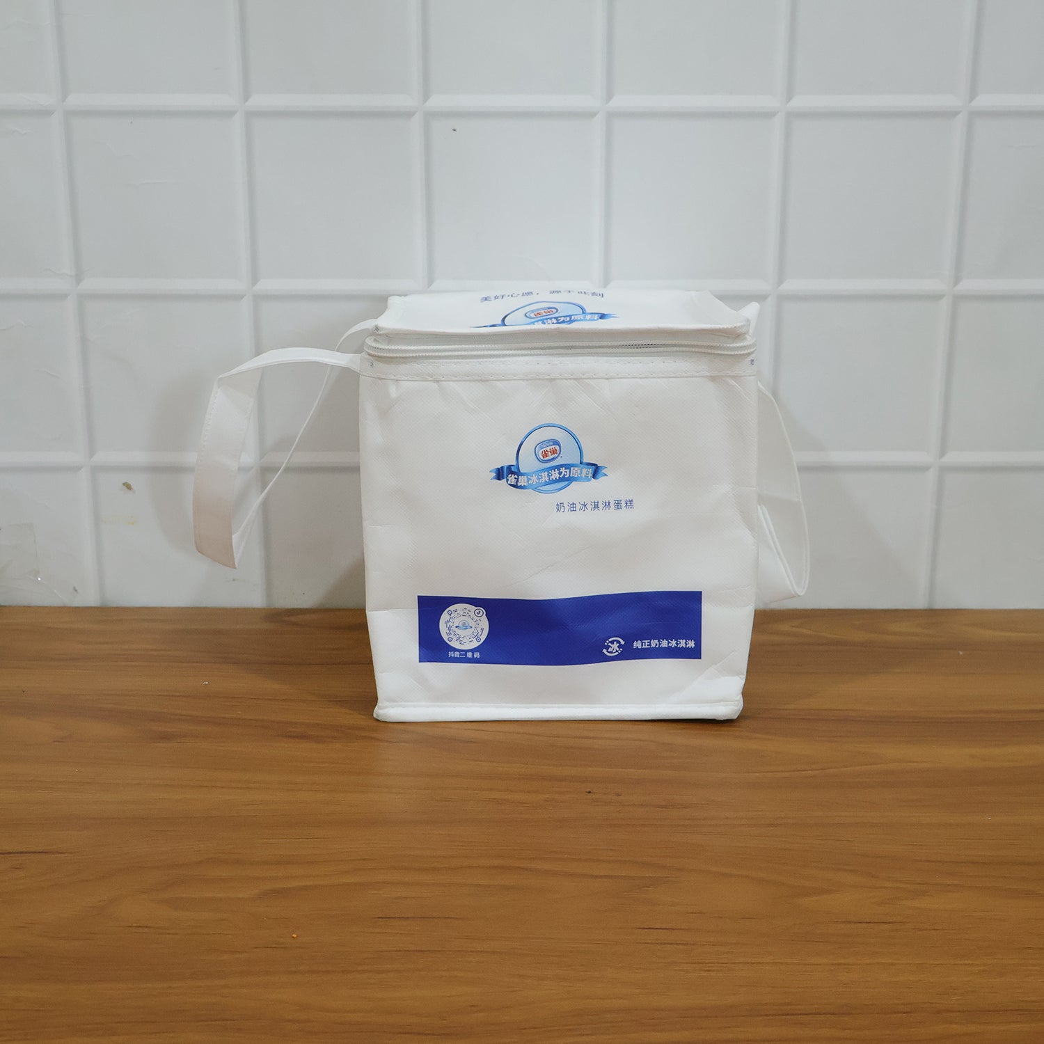 Wukusy insulated thermal lunch bag in black, 23x20 cm, with a zippered top and carrying handle, suitable for food storage and transport.