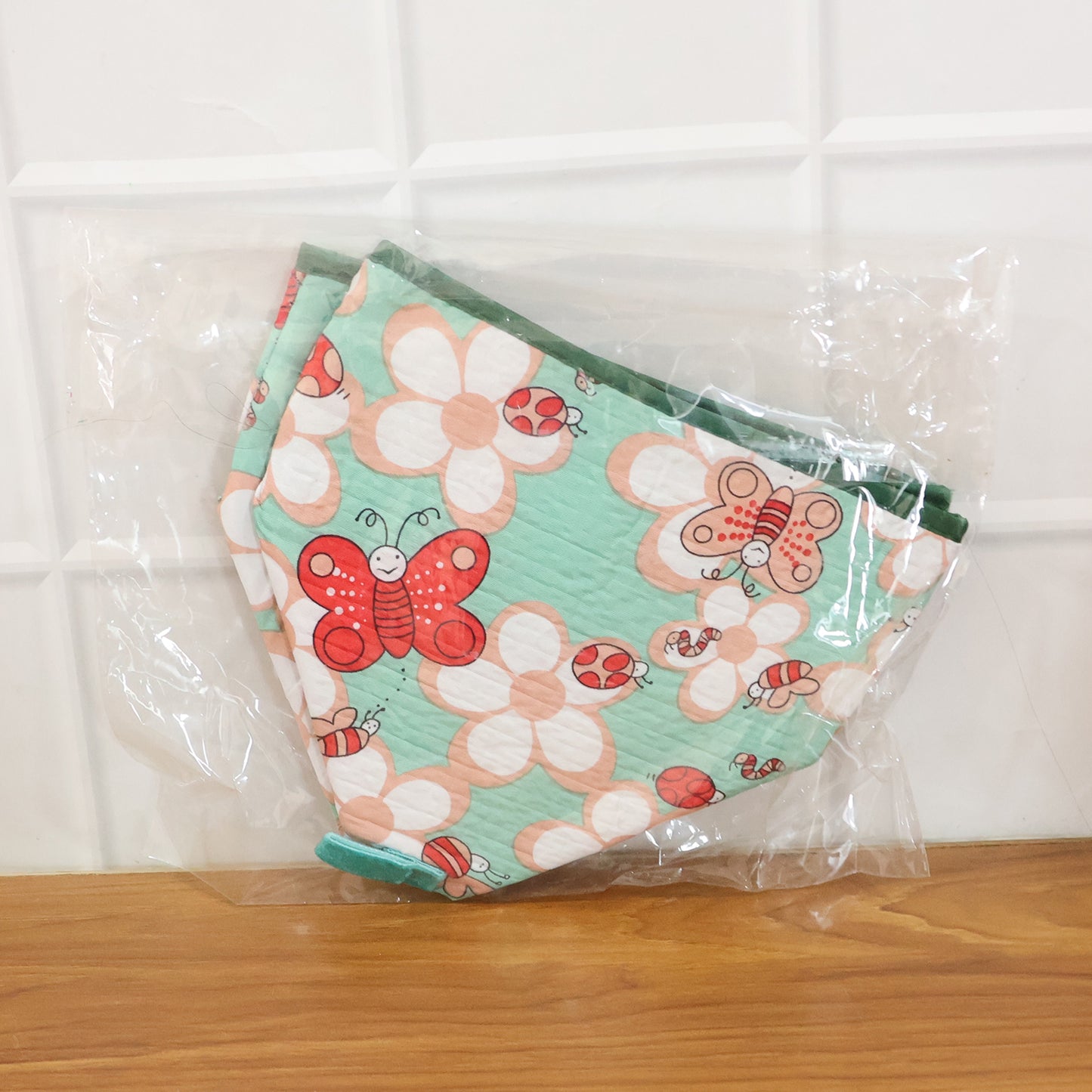 Foldable Wukusy food cover, 20x20 cm, protecting dishes from insects, made of lightweight, durable material, in a compact design.