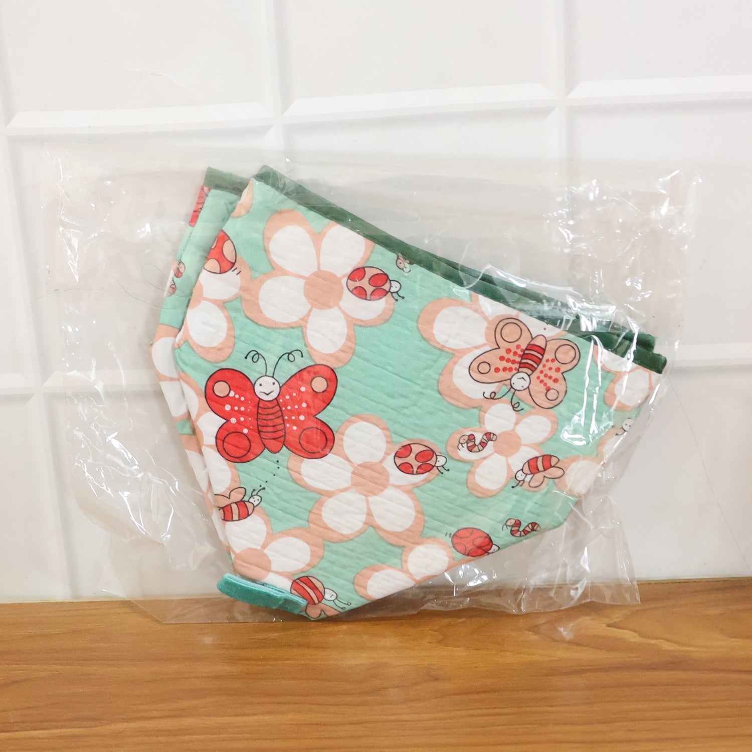 Foldable Wukusy food cover, 20x20 cm, protecting dishes from insects, made of lightweight, durable material, in a compact design.