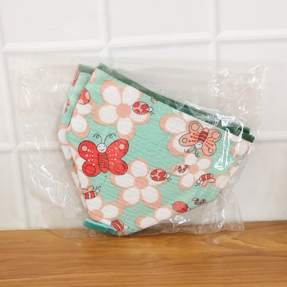 Foldable Wukusy food cover, 20x20 cm, protecting dishes from insects, made of lightweight, durable material, in a compact design.