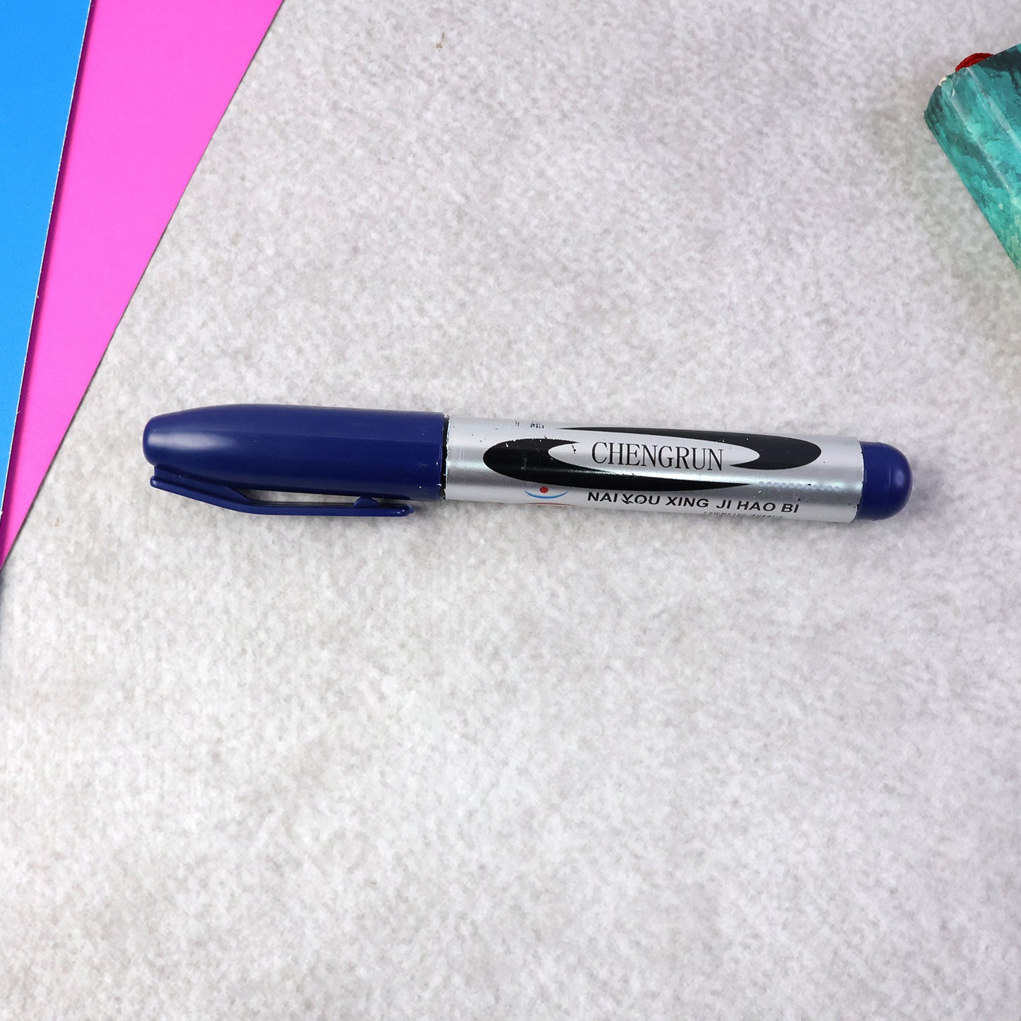 Wukusy premium permanent blue marker pen, 1-piece, with a fine tip for writing and drawing on various surfaces.