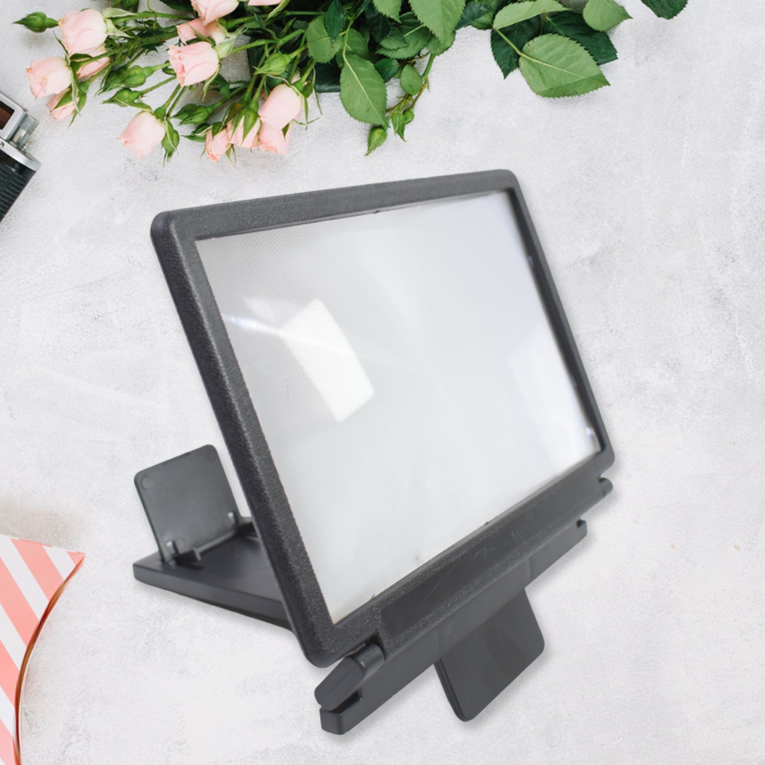 Wukusy 3D HD mobile phone screen magnifier amplifier showing a smartphone display with enlarged, clear visuals for better viewing.