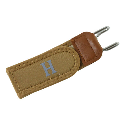 Wukusy buckleless elastic waist belt, invisible stretch belt showing a close-up of the smooth, no-bulge design on a model.