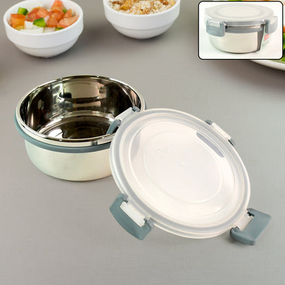 Wukusy Apex round airtight food storage container, 500ml, made of clear plastic with a secure lid for kitchen organization.