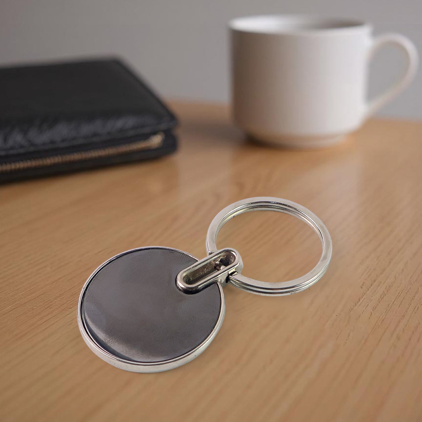 Black round metal keychain from Wukusy featuring a sleek, minimalist design with a smooth finish and sturdy keyring.
