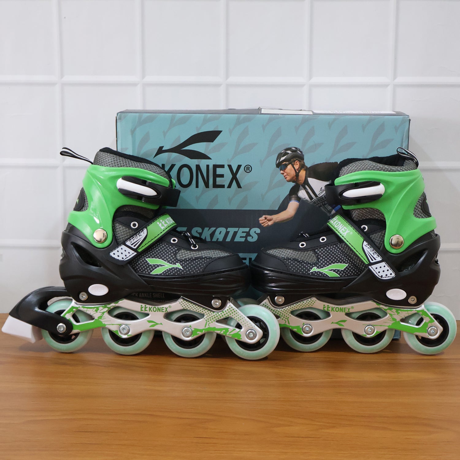 Pair of Wukusy professional adjustable inline skates for kids and adults, featuring sturdy design and adjustable size for sports activity.