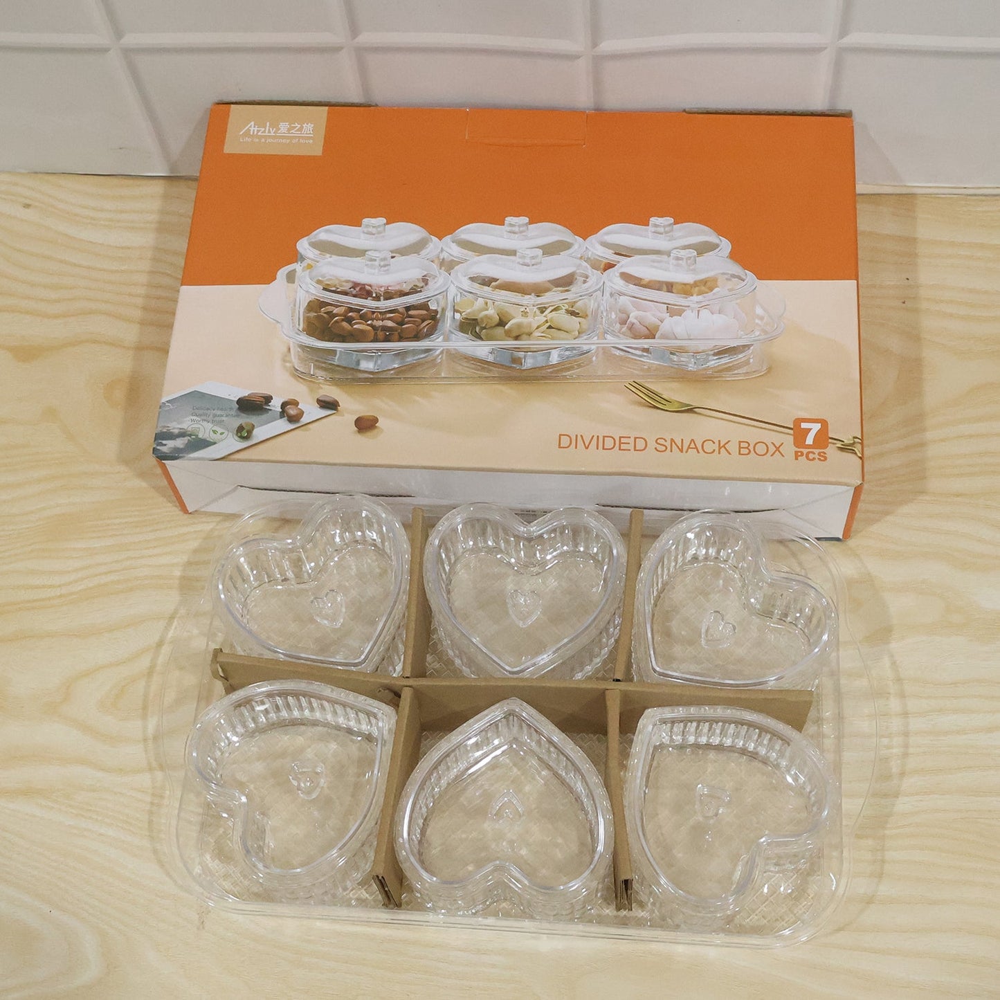 Wukusy heart-shaped dessert bowl set with 6 pieces, including trays and lids, displayed on a white background.
