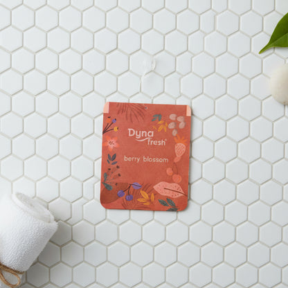 Wukusy hanging bathroom air freshener gel with berry blossom scent, 10 grams, displayed in a transparent container.