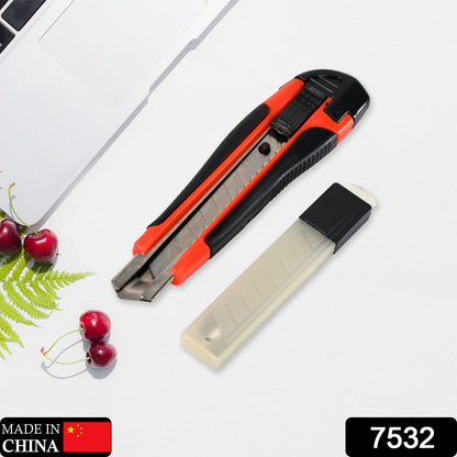 Wukusy heavy-duty 18mm cutter knife set with rubbered handle and extra blades, suitable for office and home use.
