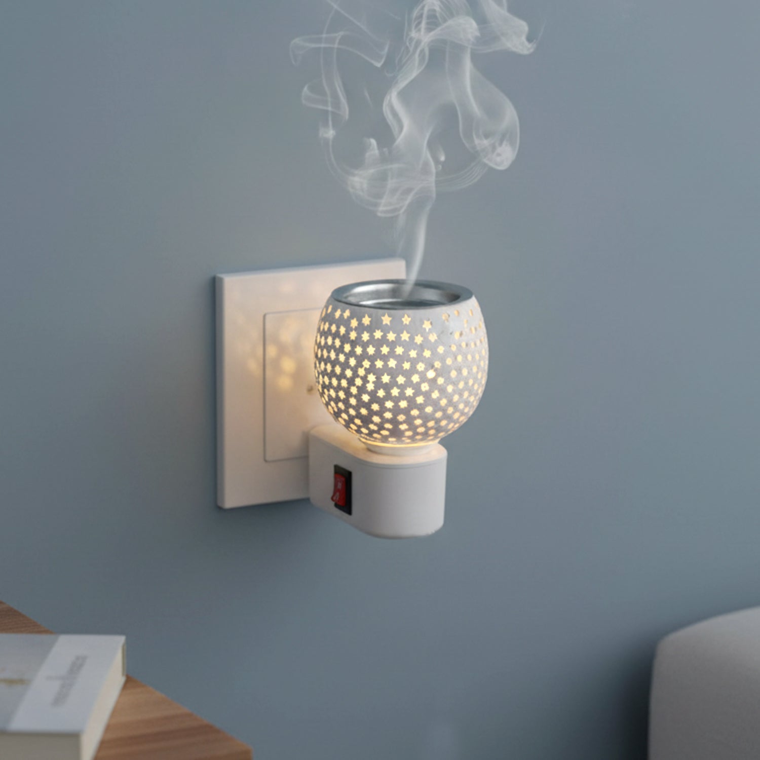Wukusy premium plug-in star cut glass aroma diffuser night lamp with illuminated star design and sleek glass finish.